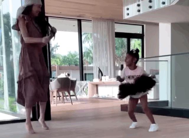 72岁P成27岁？潇洒的“婚纱女王”大可不必为容貌焦虑