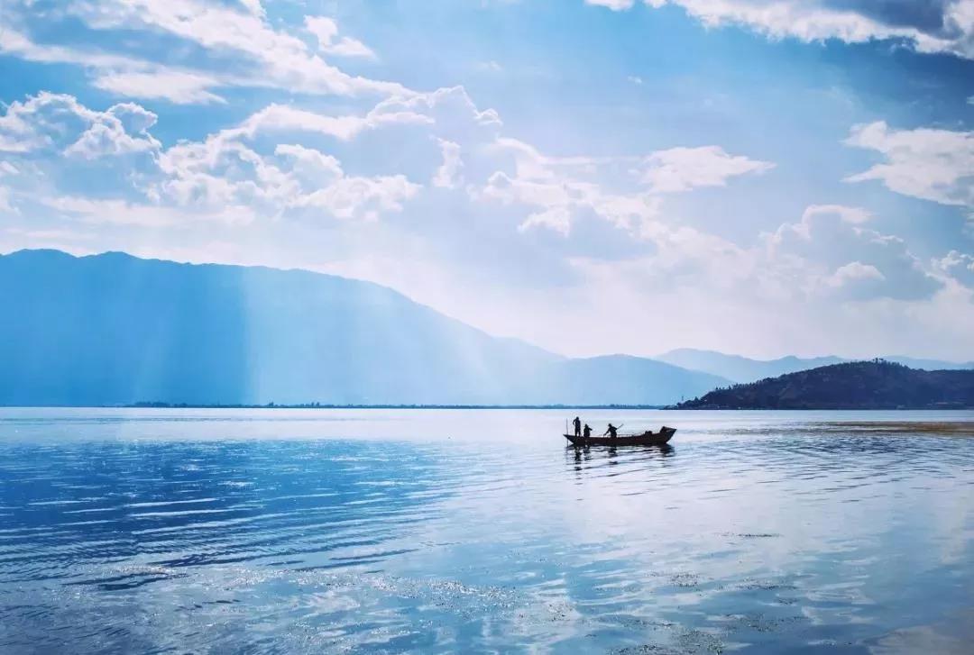 “口红一哥”李佳琦，旅行出门带哪只口红？