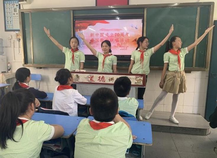 校长可以禁止学生穿耐克吗,校长不许学生穿红鞋子的原因