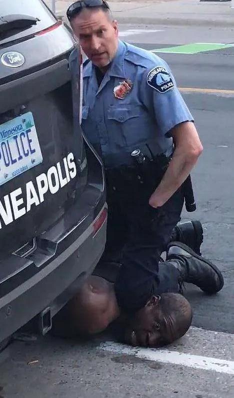 *乱暴**导火索！两次尸检结论相悖，中国医生揭示死亡真相，颈部不能被挤压，真正原因是窒息