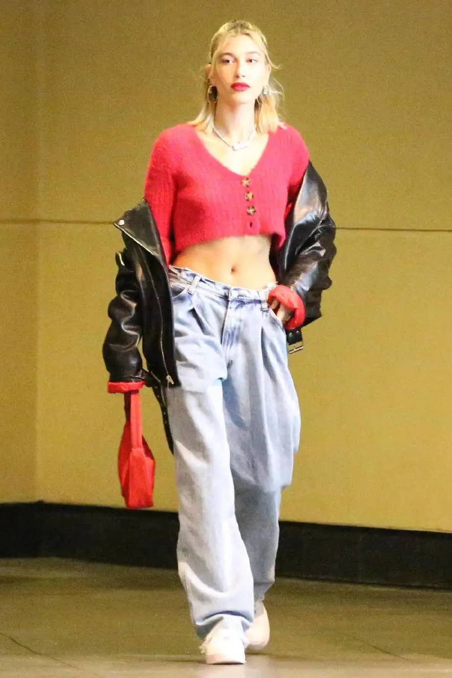 张柏芝又作妖了？肚兜剪掉一块当上衣，肚脐太抢镜