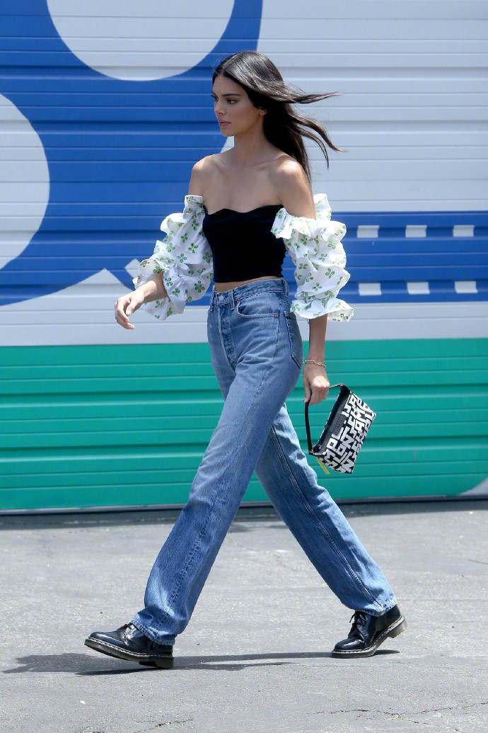 肯达尔詹娜穿牛仔半裤,肯达尔詹娜穿一身黑色look