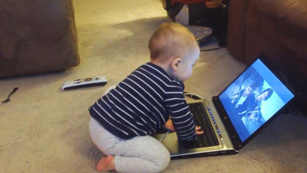 1岁半的宝宝爱上看电视，宝妈纠结：这么小的宝宝能不能看电视啊