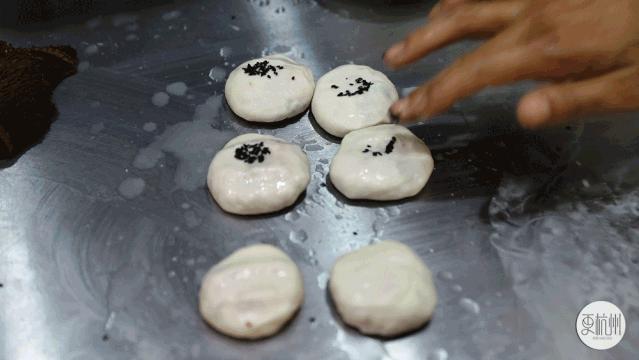 一口勾魂!这家网红烤饼店凭借独特的口感征服了无数的游客