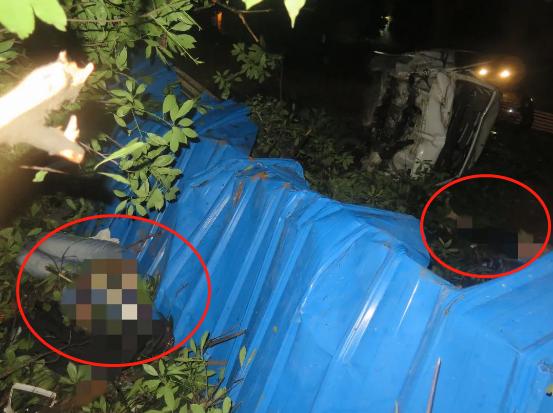 戴好头盔被汽车撞竟然没事的场景,一盔一带两车相撞有惊无险