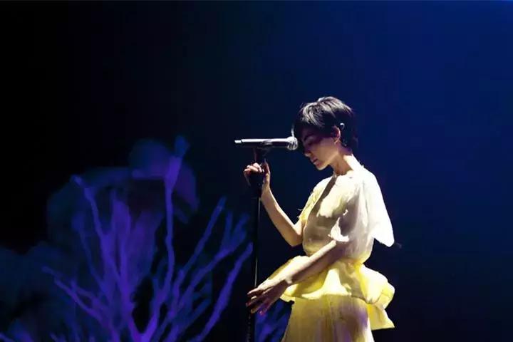 王菲惊艳开嗓邪不压正宣传曲,王菲新歌刷屏了引发网友强烈争议