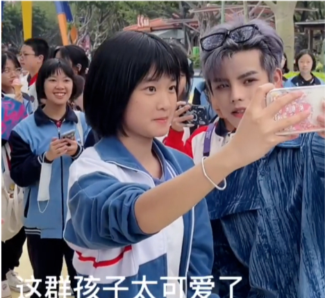 殷世航长隆偶遇小学生,路人视角殷世航跟小朋友