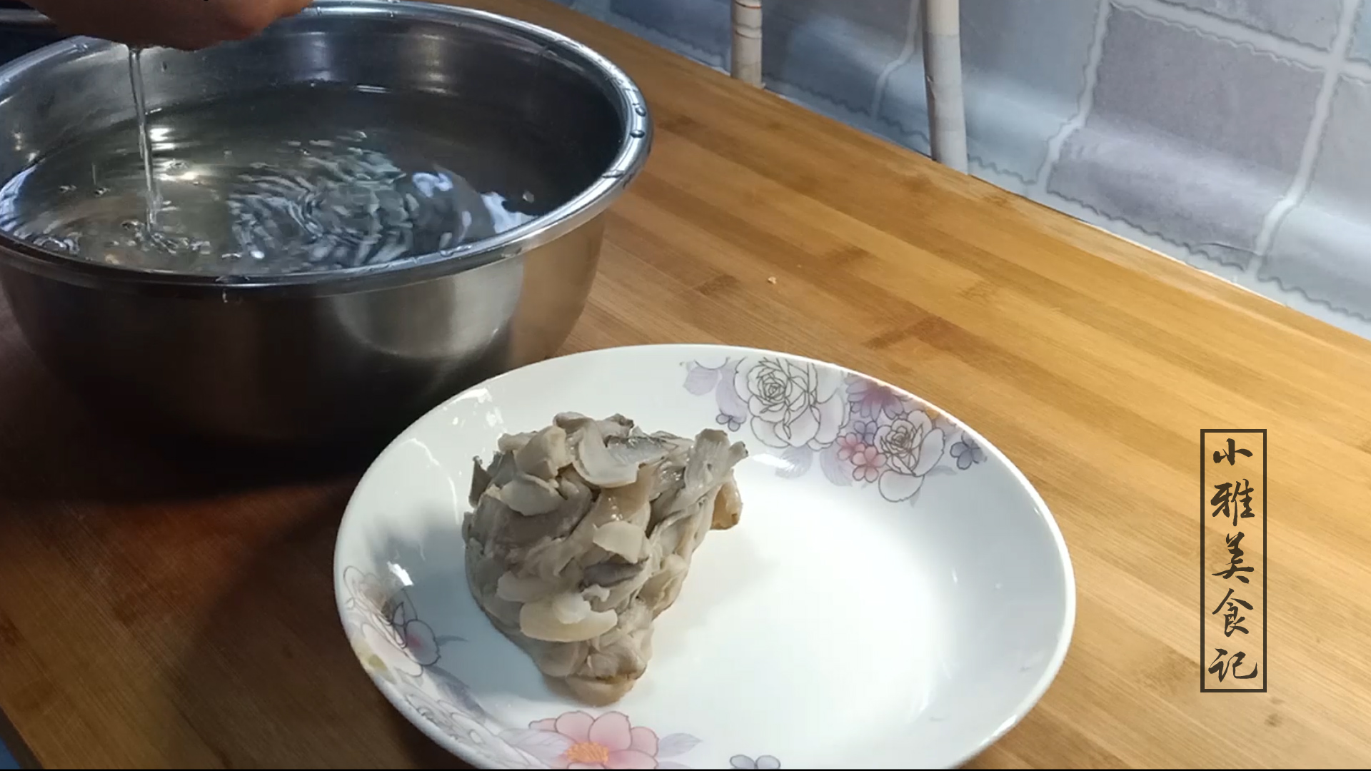 蘑菇要不要烫一烫再炒,蘑菇一定要焯水吗