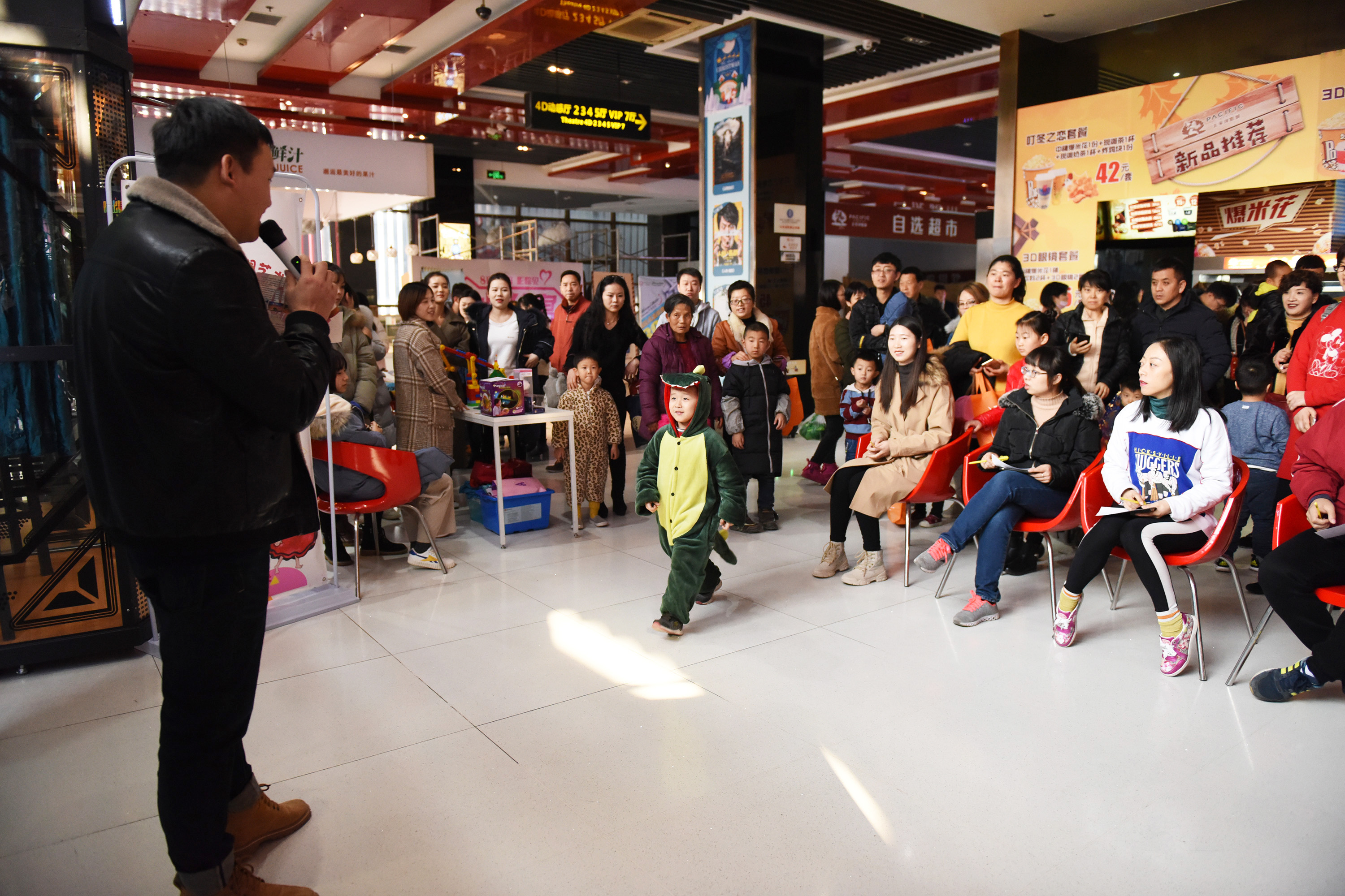 “欣慰孩子上台锻炼后的成长”——太平洋影城萌宝cos大赛侧记