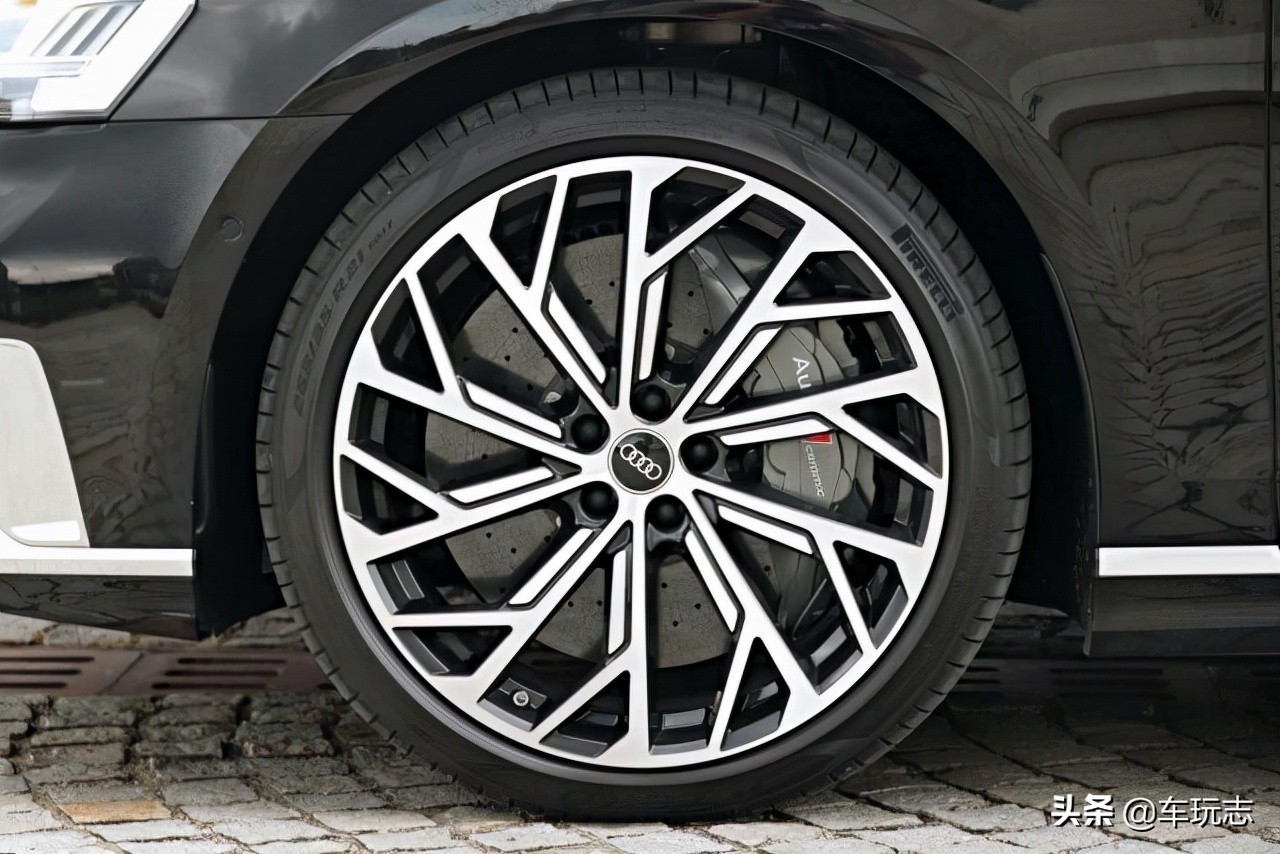 奥迪s82021款60tfsi尊贵版,2022款全新奥迪s83.0t