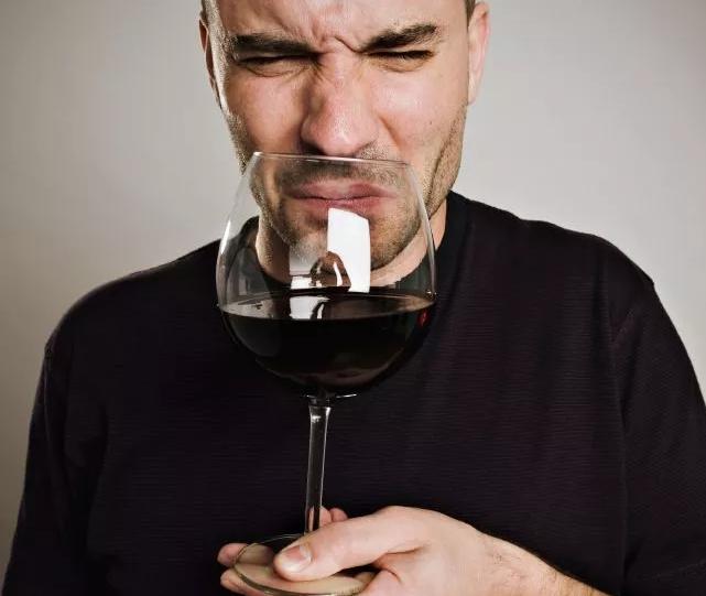 葡萄酒瓶塞漏了,葡萄酒漏了