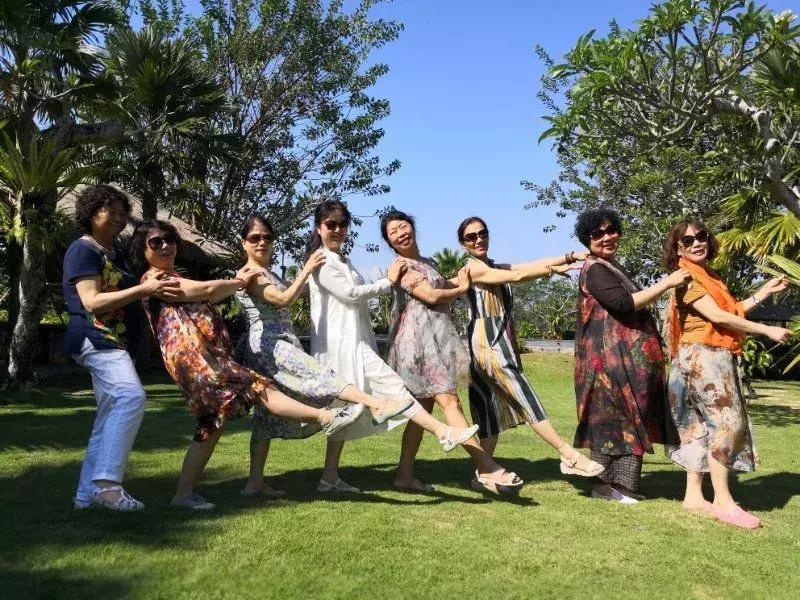 中国大妈旅游拍照姿势五角星,中年大妈拍照摆拍动作