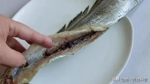 买带鱼记得要分清黑眼睛和黄眼睛,买带鱼黄眼睛和黑眼睛哪种好