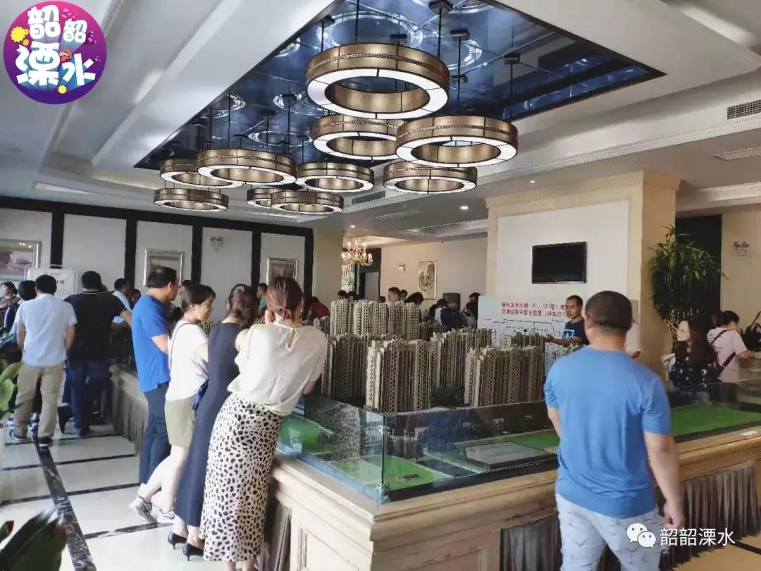 排队17小时喜中1号！手握10套房还要买！刚刚康利售罄，无人放弃