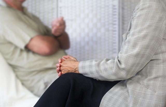 腰酸背痛小便黄吃什么药,腰酸背痛大便出血是什么原因