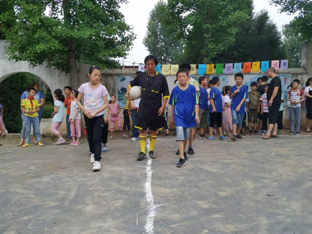 杏坪镇中心小学足球比赛,河南邓州槐树小学足球比赛开幕式