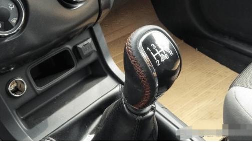 手动挡一挡换二挡顿挫是什么原因,手动挡起步一档换二档顿挫扣分吗