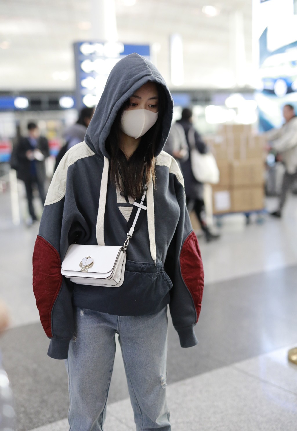 谭松韵黑白色卫衣,谭松韵橘色卫衣