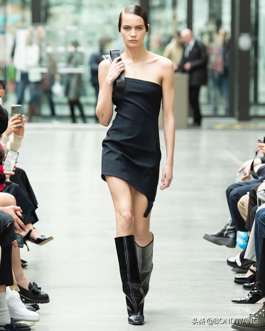 abra品牌鞋,为乔布斯设计logo的设计师