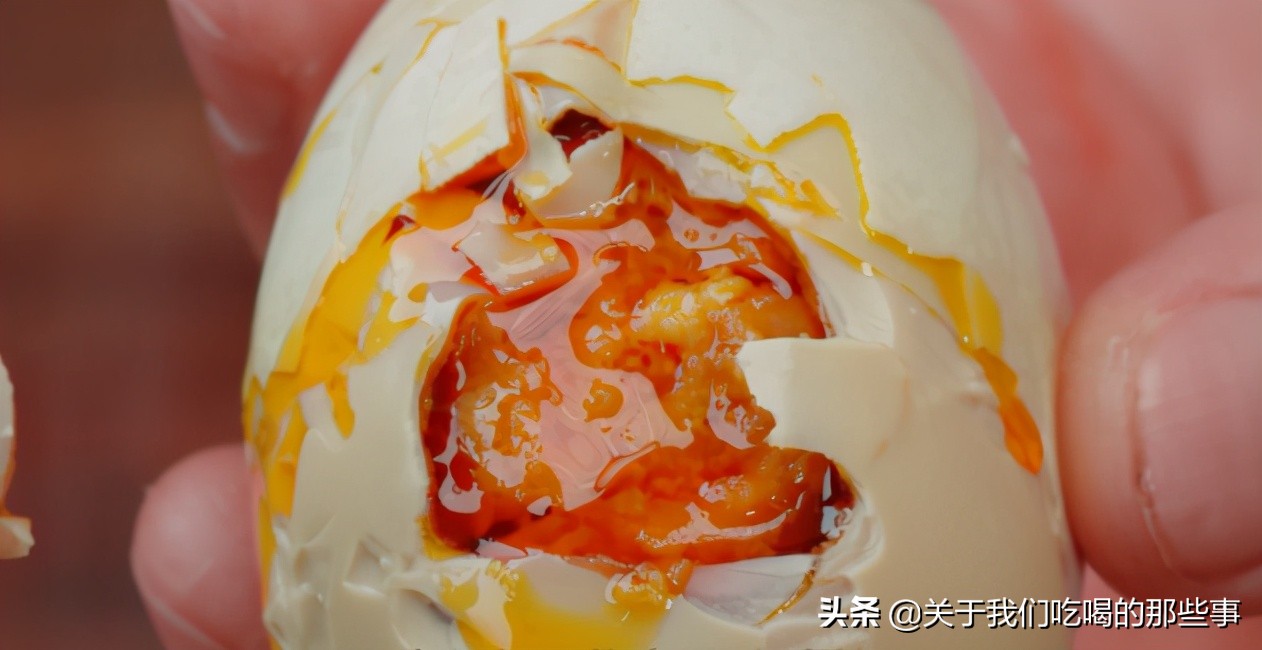 腌咸鸭蛋做到不咸流油,怎么用盐水腌咸鸭蛋