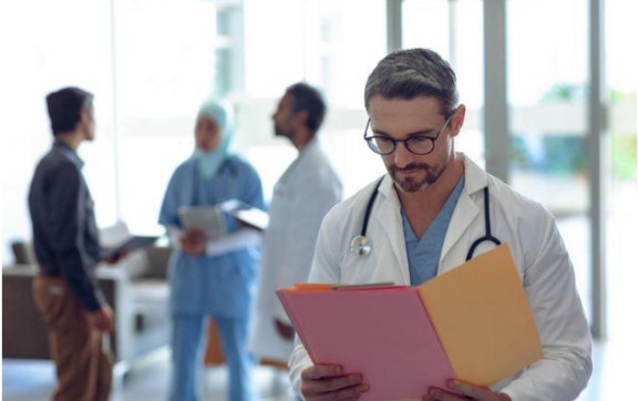 眼睛前面有黑点怎么回事,为什么眼睛前面总觉得有黑点晃动