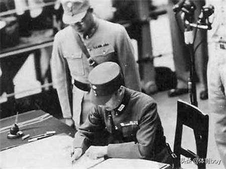 赛场上的他依旧兢兢业业,奥运赛场他一枪绝杀逆转夺得首金