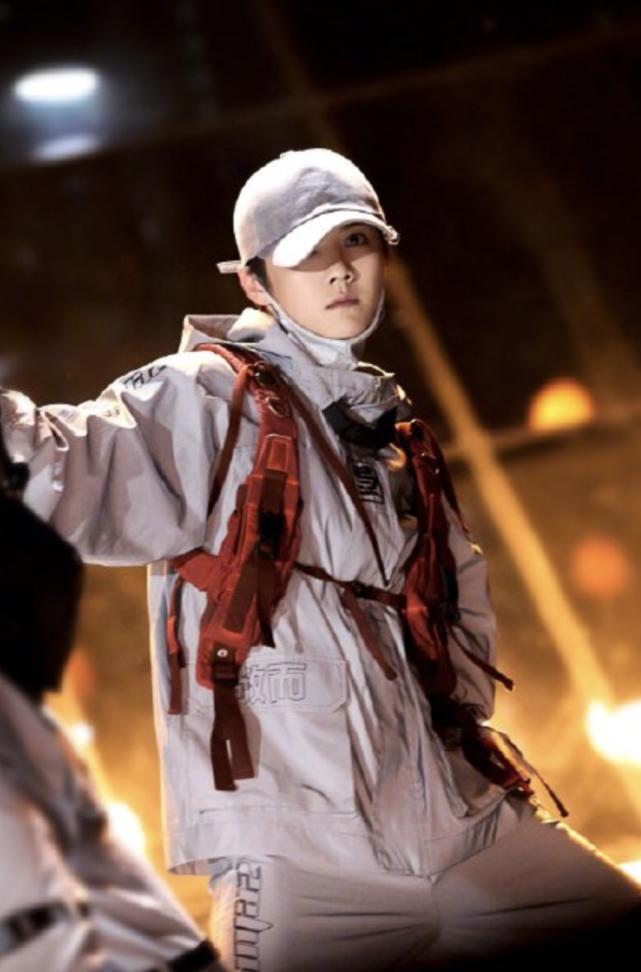 鹿晗分身舞国外评价,鹿晗亲自教学分身舞