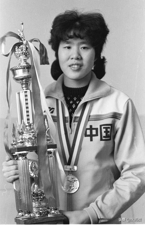 女排出征前郎平为朱婷系衣服,女排教练郎平为武汉捐多少钱