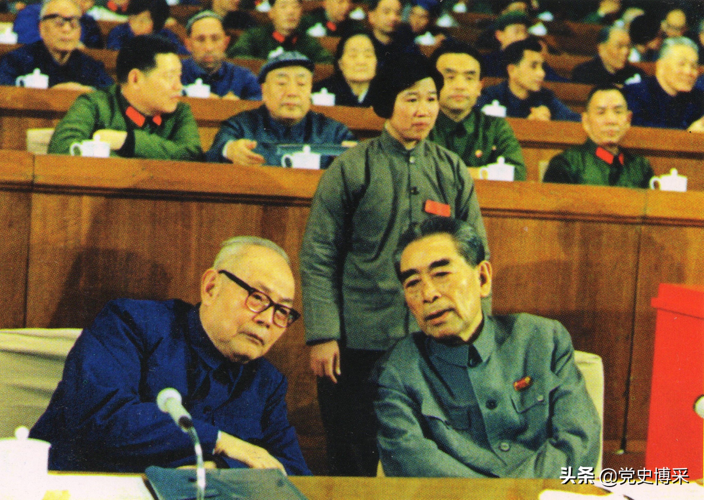 重病后的周恩来与*剑英叶**，每次手术*剑英叶**都守候在手术室旁