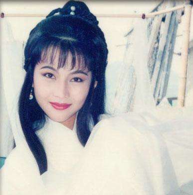 蔡少芬张晋全家福上热搜，三胎儿子“唐装”出镜，年味儿十足