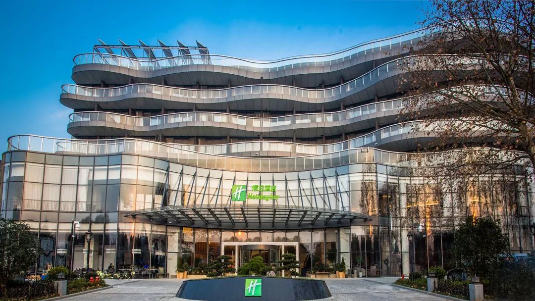 玄武湖畔这家星级自助吃到扶墙出！派送大闸蟹！海鲜小火锅畅刷