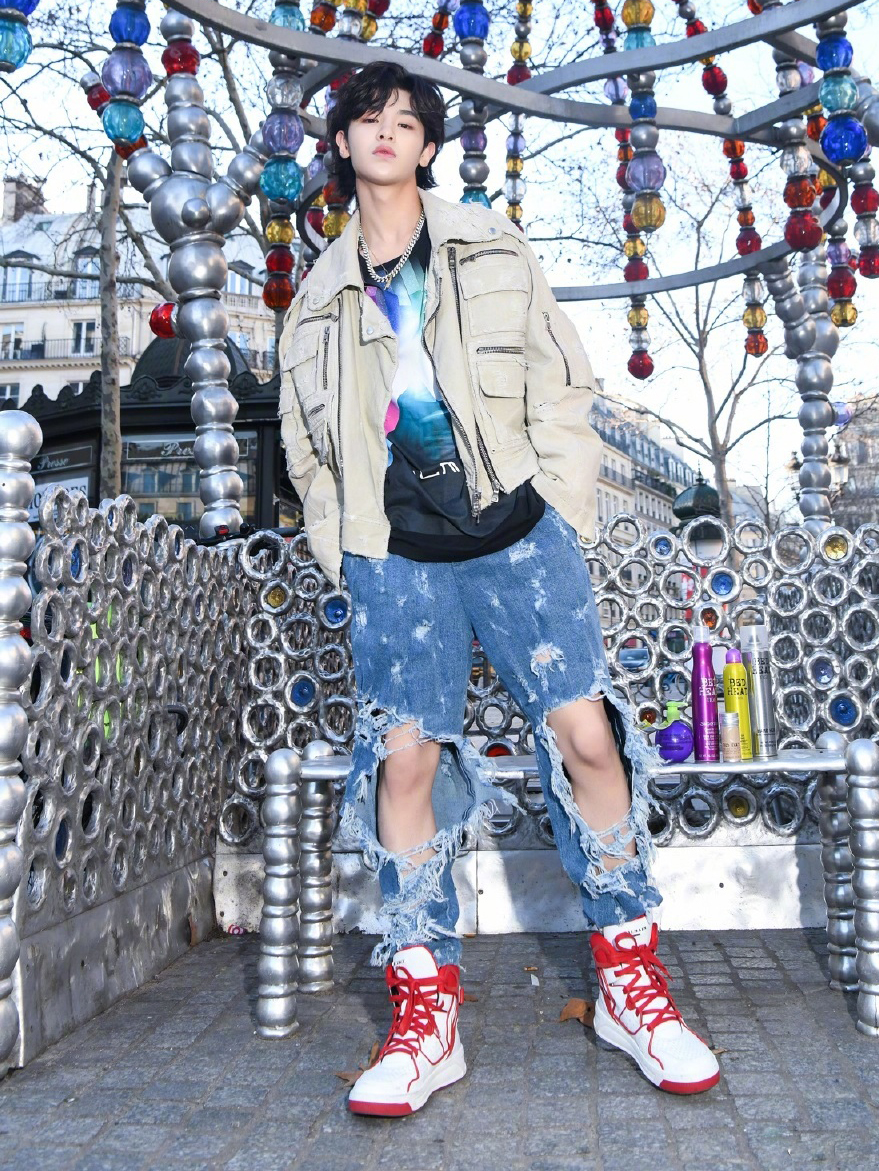 范丞丞穿白色裤子大不大,范丞丞裤子成亮点合集