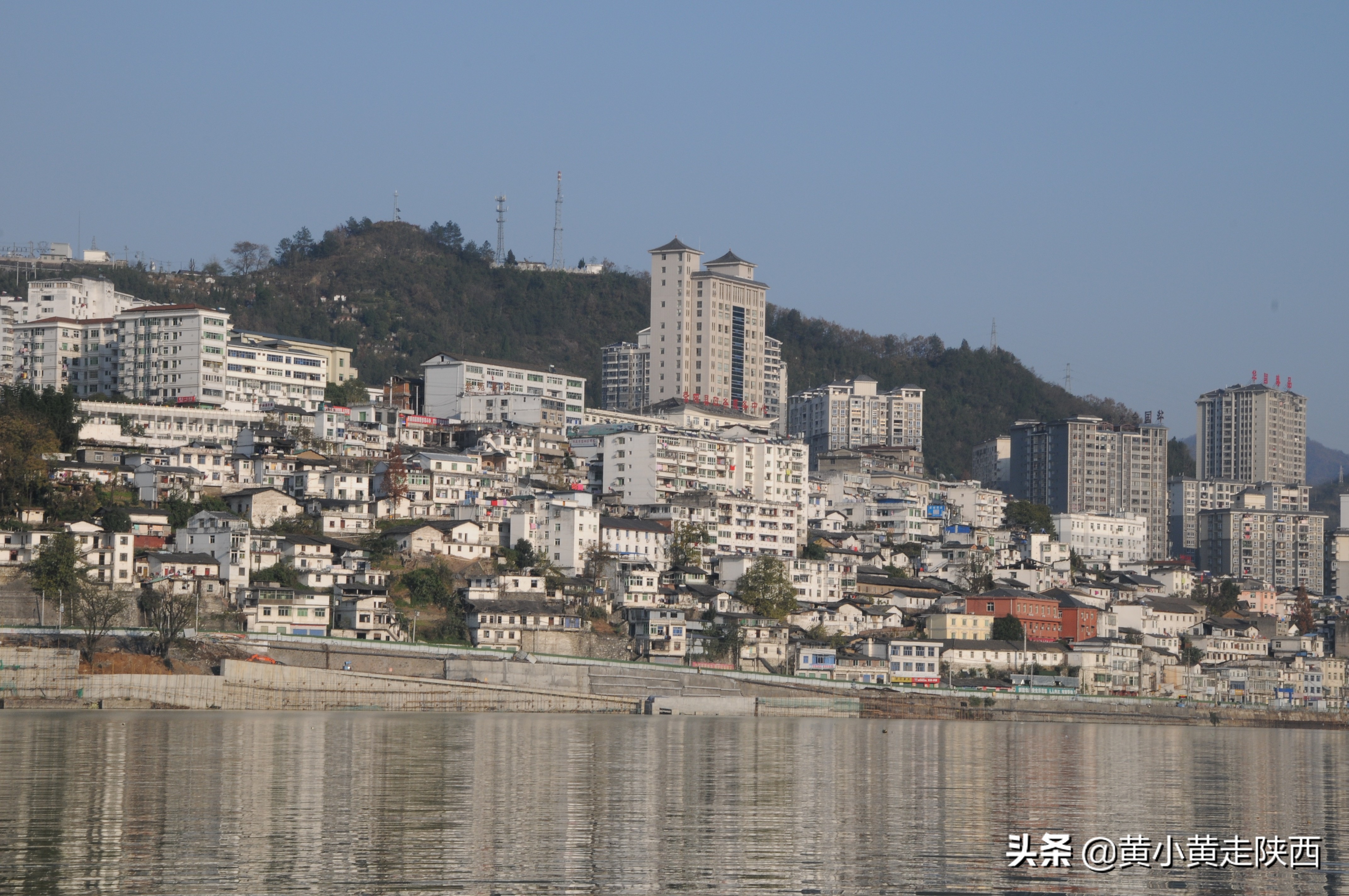 陕*藏西**了座“湘西小城”,人们一出门就爬坡,坐船比走路多