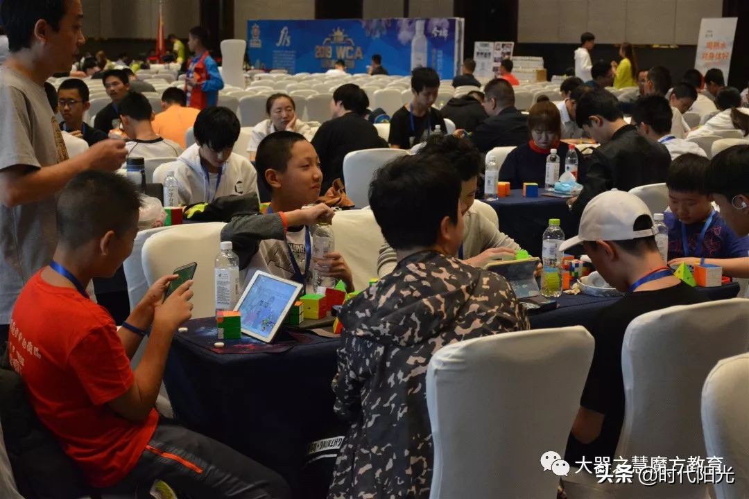 魔方大师赛高手秀,魔方高手现场秀魔方