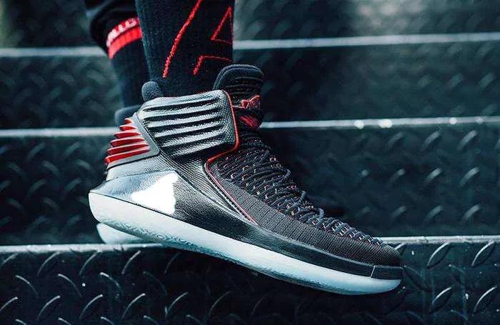 缓震支撑慢跑跑鞋纯黑,百元以内防滑跑鞋