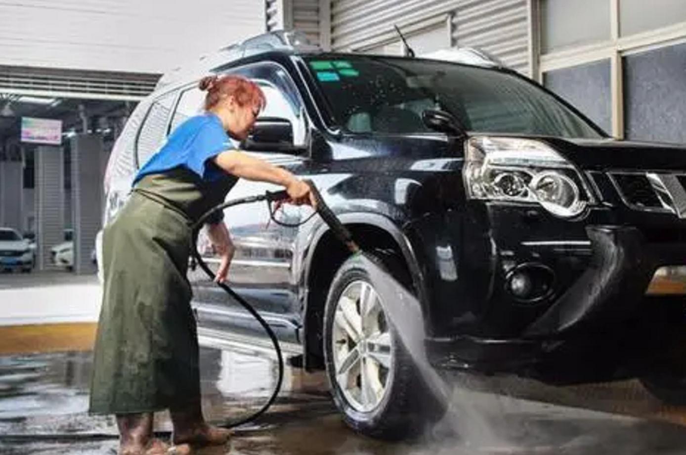 山东2人在海边“自助洗车”，女子端整盆水往车上泼，网友：车要报废了