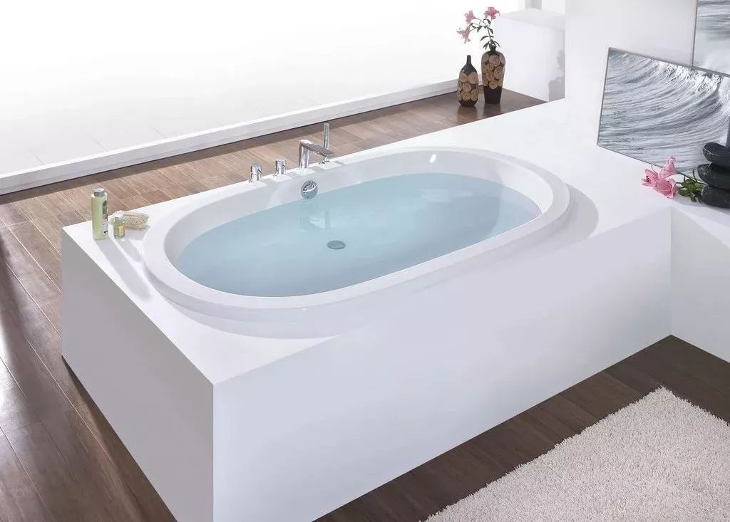 首都土豪家里的酒窖可以存2000瓶红酒，17米吊灯洗一次要花100000