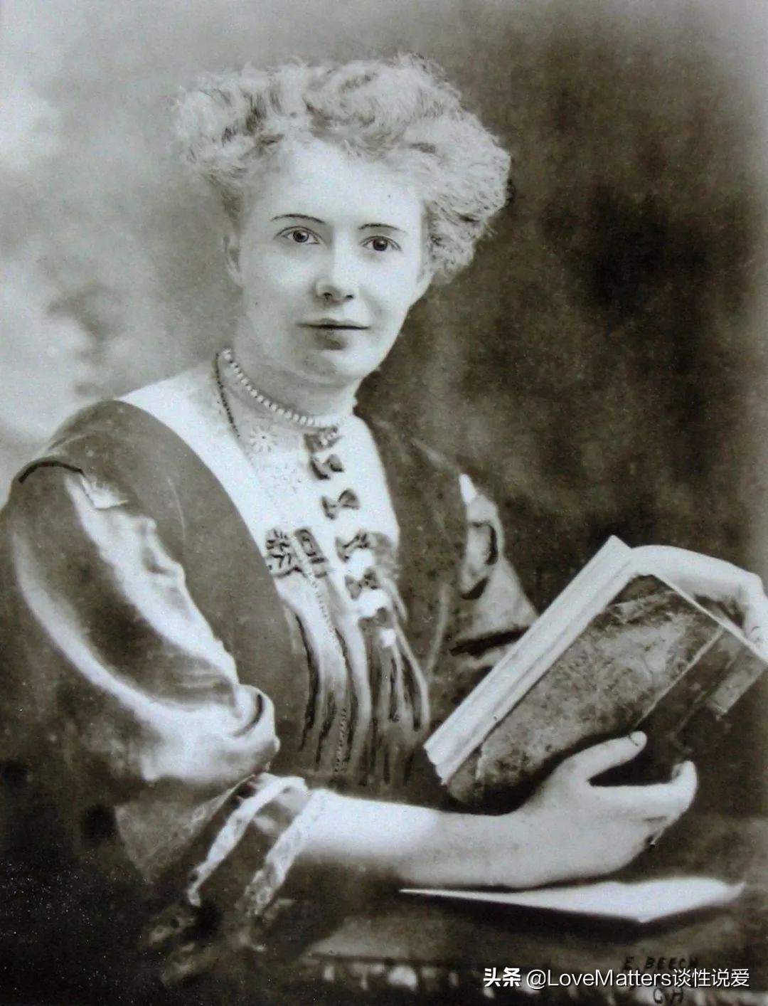 三个女人一台戏，一群女人争口气：不八卦不宫斗，她们一起做大事