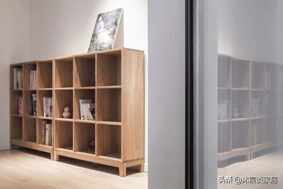 她在沙发后面“掏洞”造窗，完工后发现太明智了，全屋温暖又自然