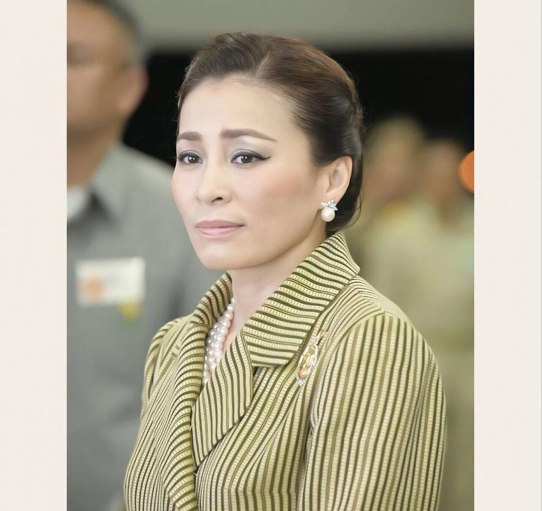 56岁泰国华裔富婆跪拜苏提达,泰国第一美女香奈儿