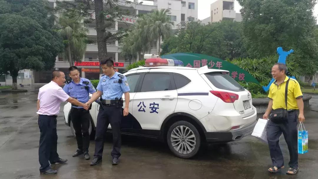 全国性试卷堵在高明大道,交警叔叔来“抢答”