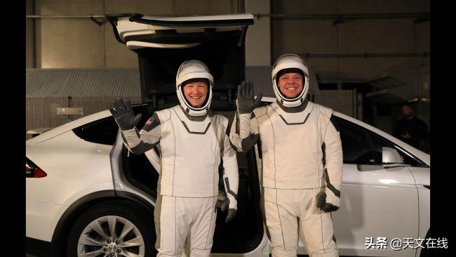 太空酷炫拽，SpaceX时髦太空服引领宇航员新时尚