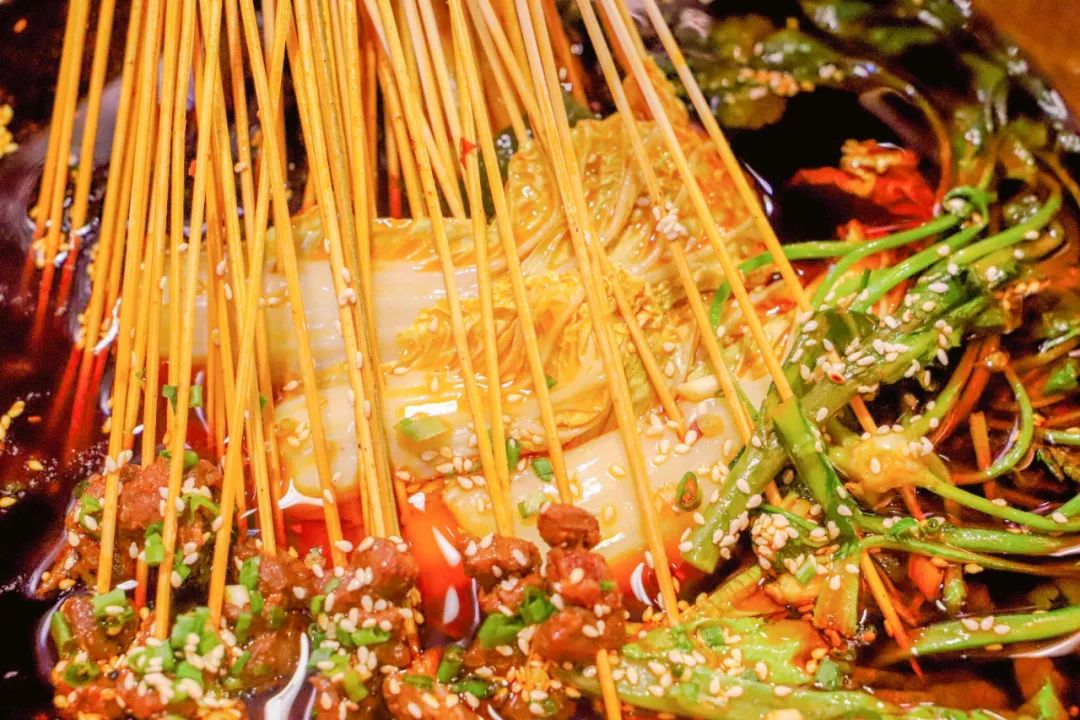 这家国潮网红串串落地襄阳啦，你只管拿串不用涮可以直接开吃