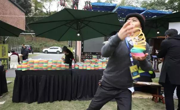 一个人出去有点无聊,一个人出去玩无聊吗