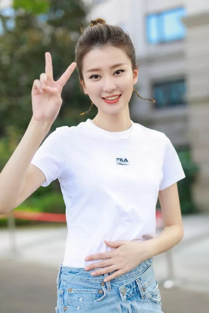 乔欣富二代吗,乔欣穿蝴蝶裙的照片