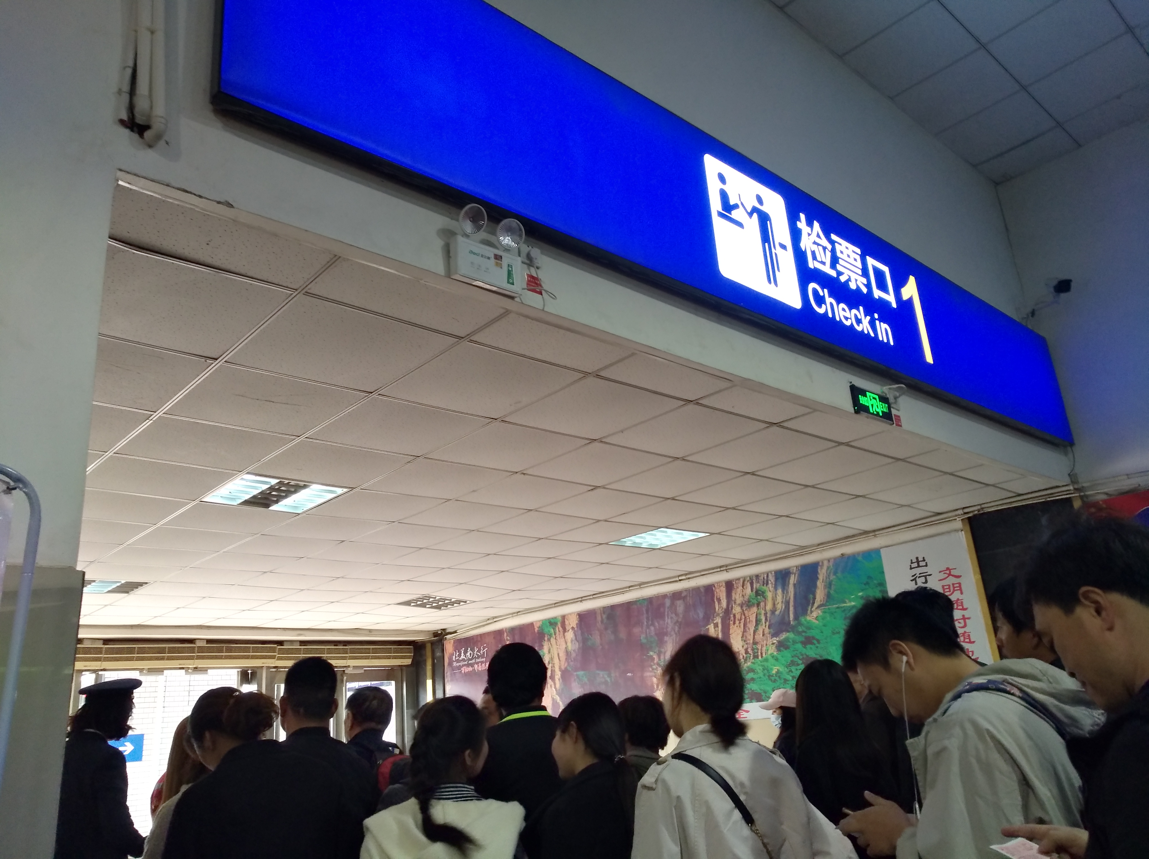 高铁买站票可以坐在过道上吗,站票可以去卧铺过道坐会怎么样