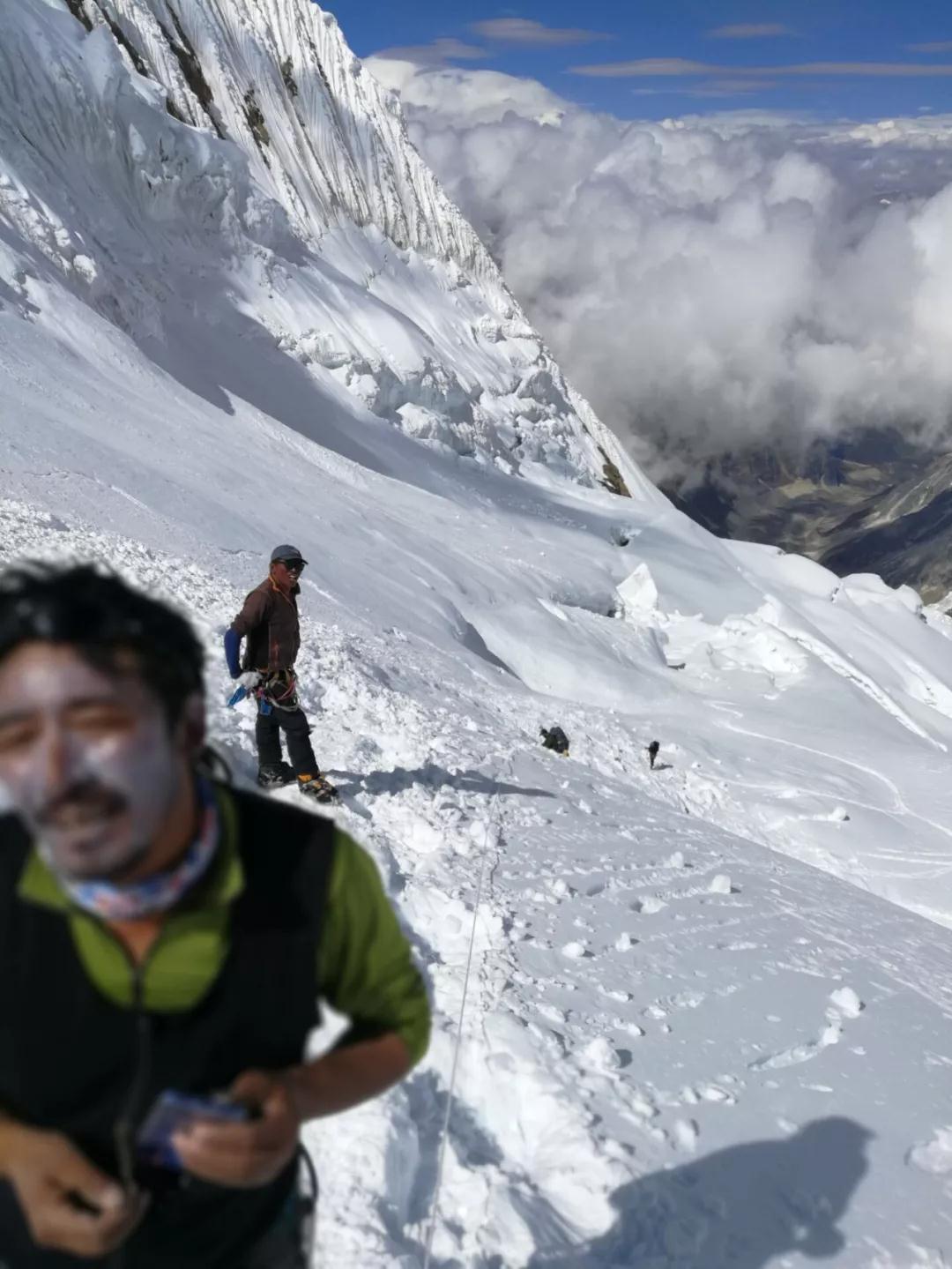 马纳斯鲁纪录片,马纳斯鲁日照金山