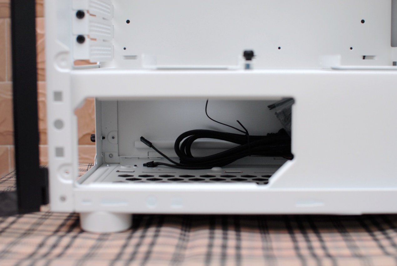 thermaltake机箱挑战者h6,真材实料看得到的产品