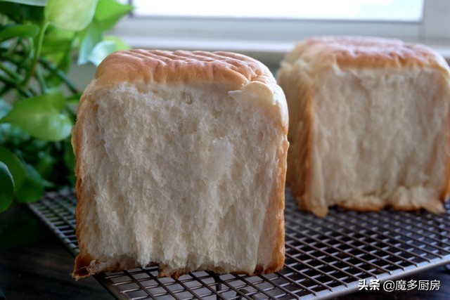 制作松软黄油面包不用太多牛奶,这个面包方子非常好