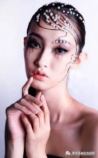 爱尚美丽演绎星座造型▏月神身边的仙女——摩羯座